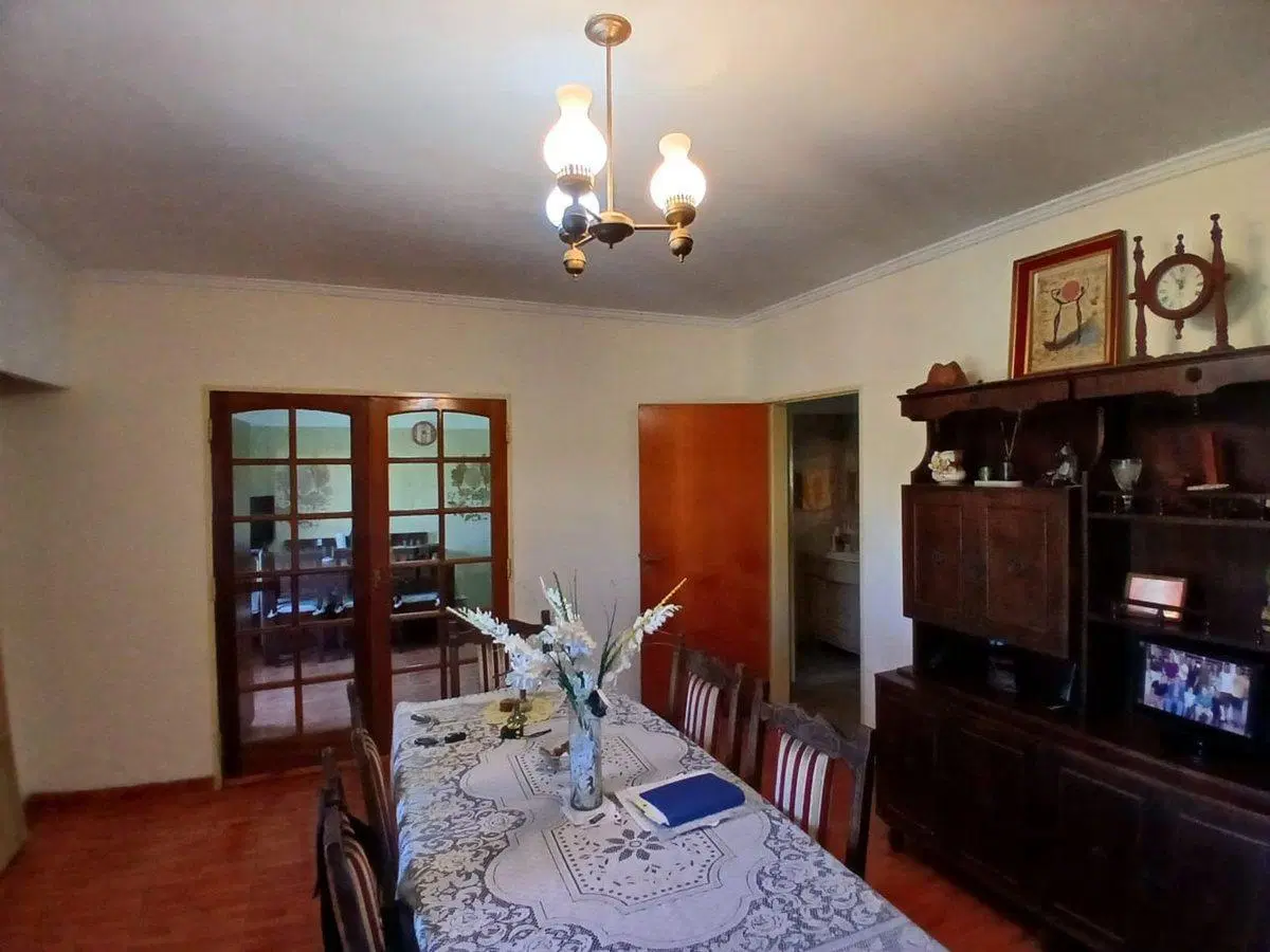 VENTA DE CASA CON GRAN TERRENO + DOS DPTOS 5