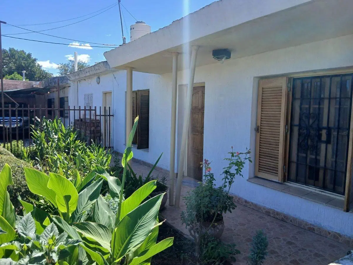VENTA DE CASA CON GRAN TERRENO + DOS DPTOS 2