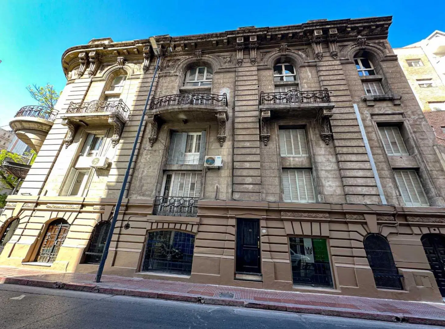 VENTA IMPORTANTE EDIFICIO SOBRE VELEZ SARSFIELD 3