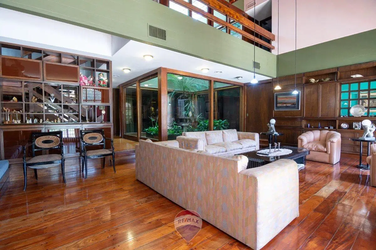 CASA VENTA 5 DORM B° PARQUE HORIZONTE CBA CAP 3