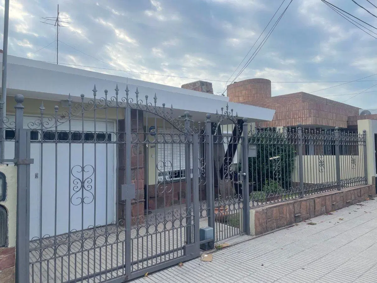 CASA 3 DORM + DPTO CON GRAN FRENTE NORES MARTINEZ 2