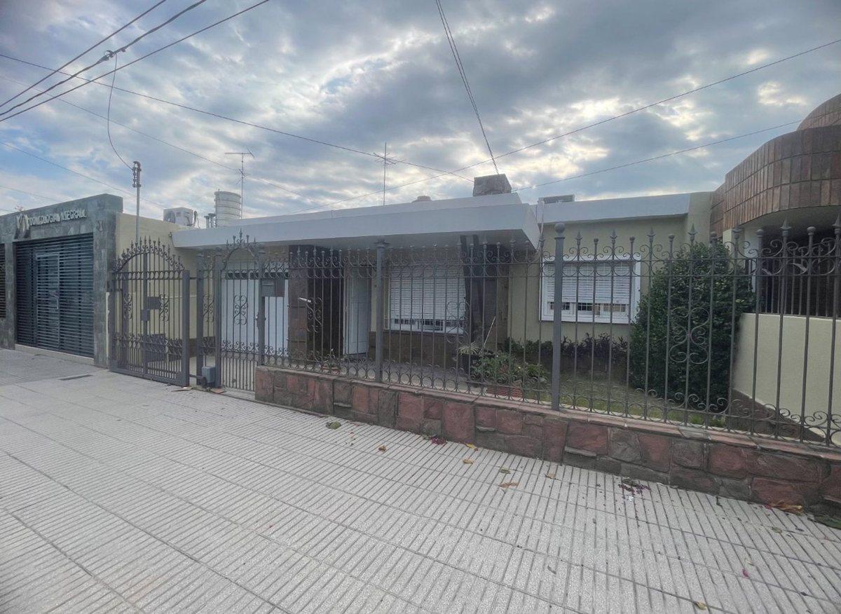 CASA 3 DORM + DPTO CON GRAN FRENTE NORES MARTINEZ