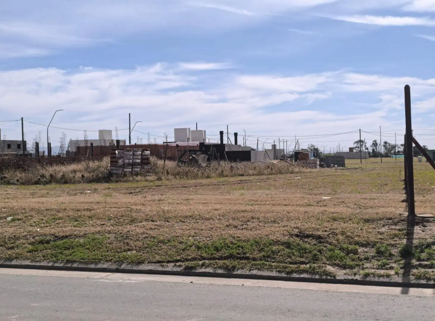 VENTA TERRENO EN CUESTAS DE MANANTIALES 3