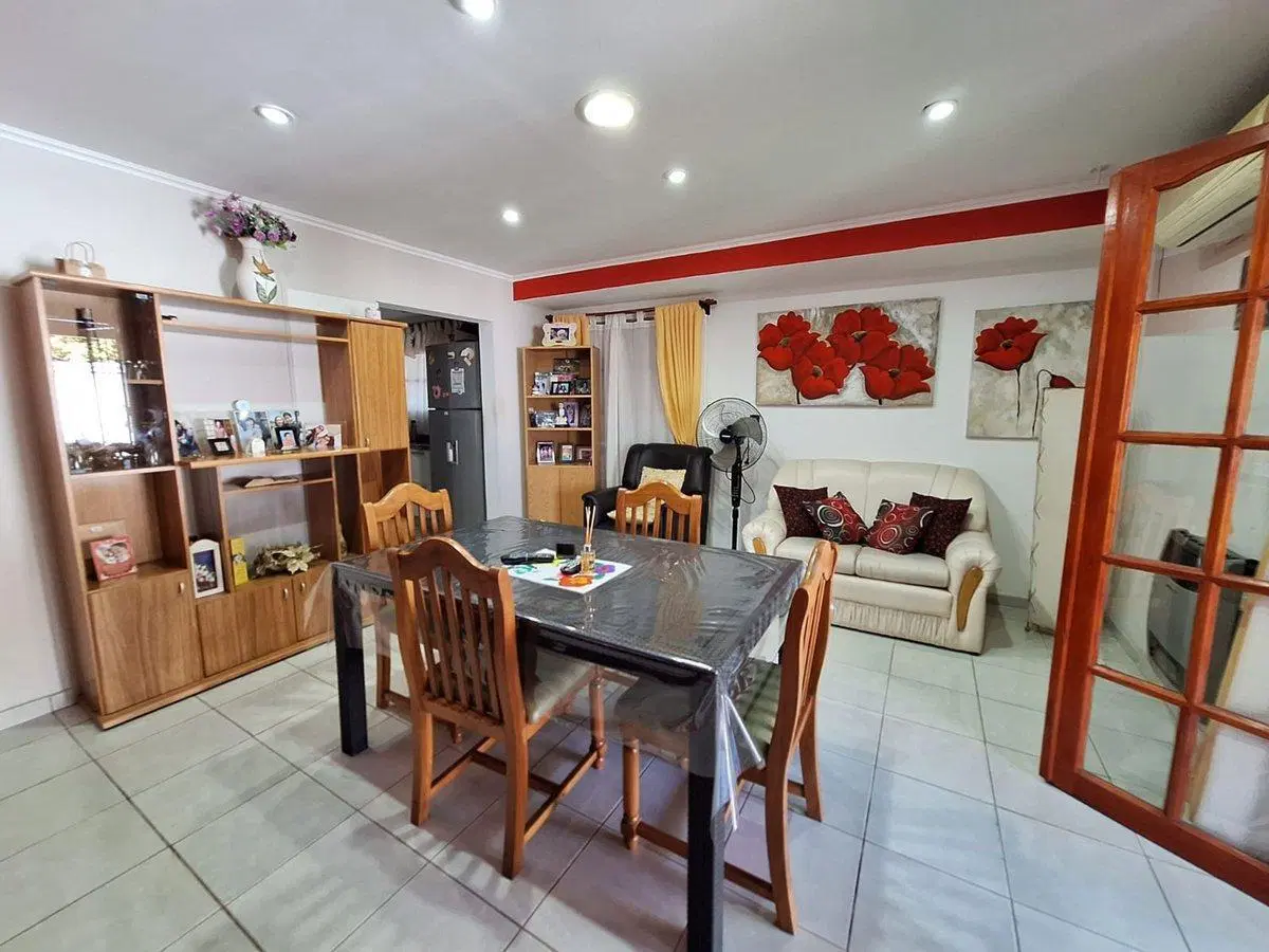 VENTA CASA 2 DORM CON CONSULTORIO Y DEPTO MARQUES 5