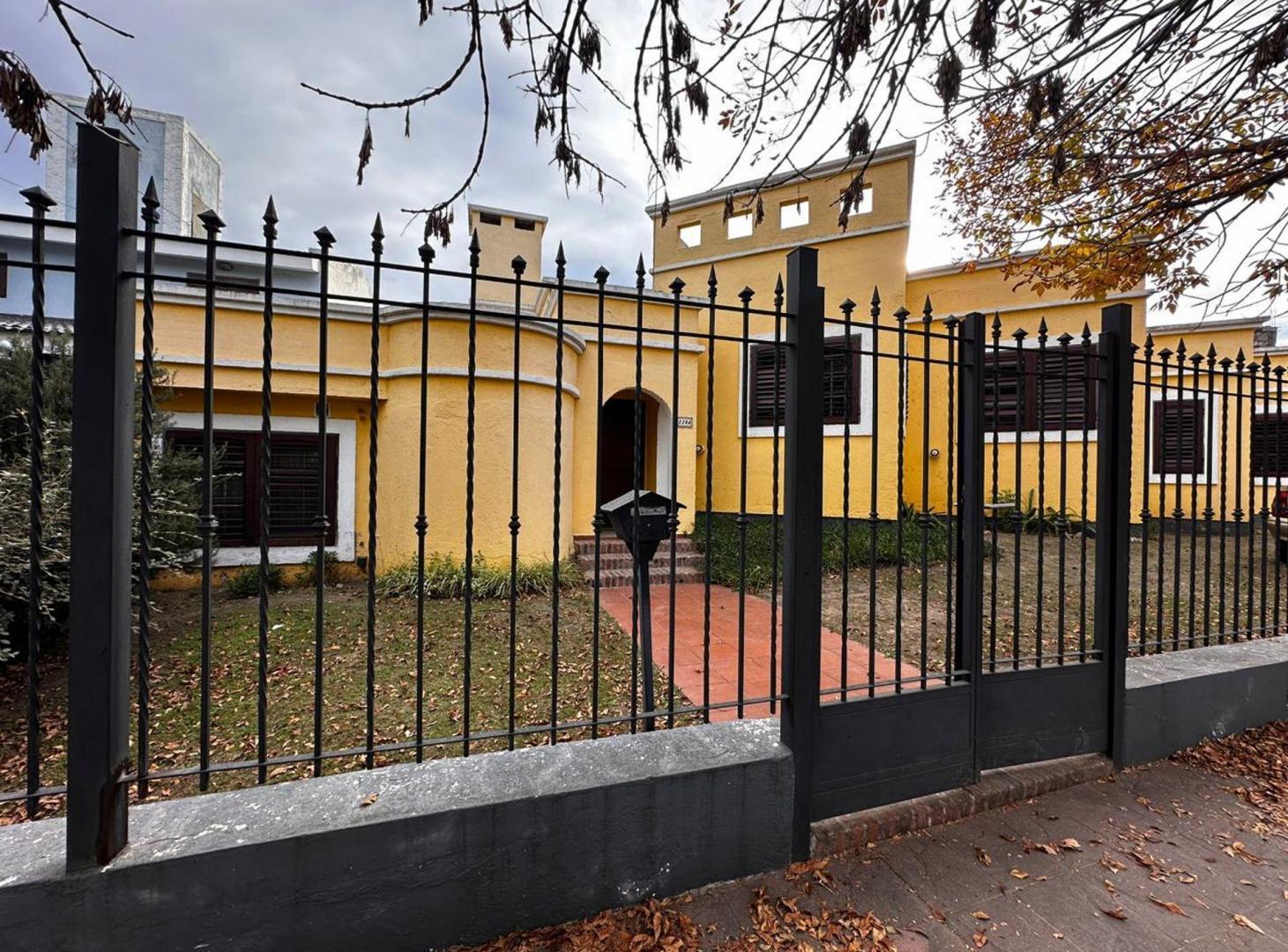 VENTA CASA 3 DORMITORIOS C/PILETA PARQUE CAPITAL