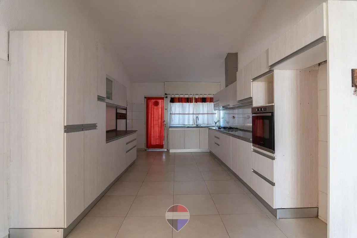 VENTA CASA  3 DORMITORIOS AV. SANTA ANA CORDOBA 5