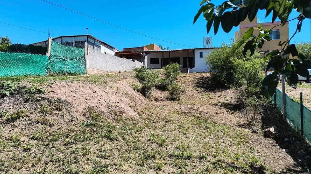 VENTA CASA 2 DORMITORIOS CALLE ROMA CARLOS PAZ 4