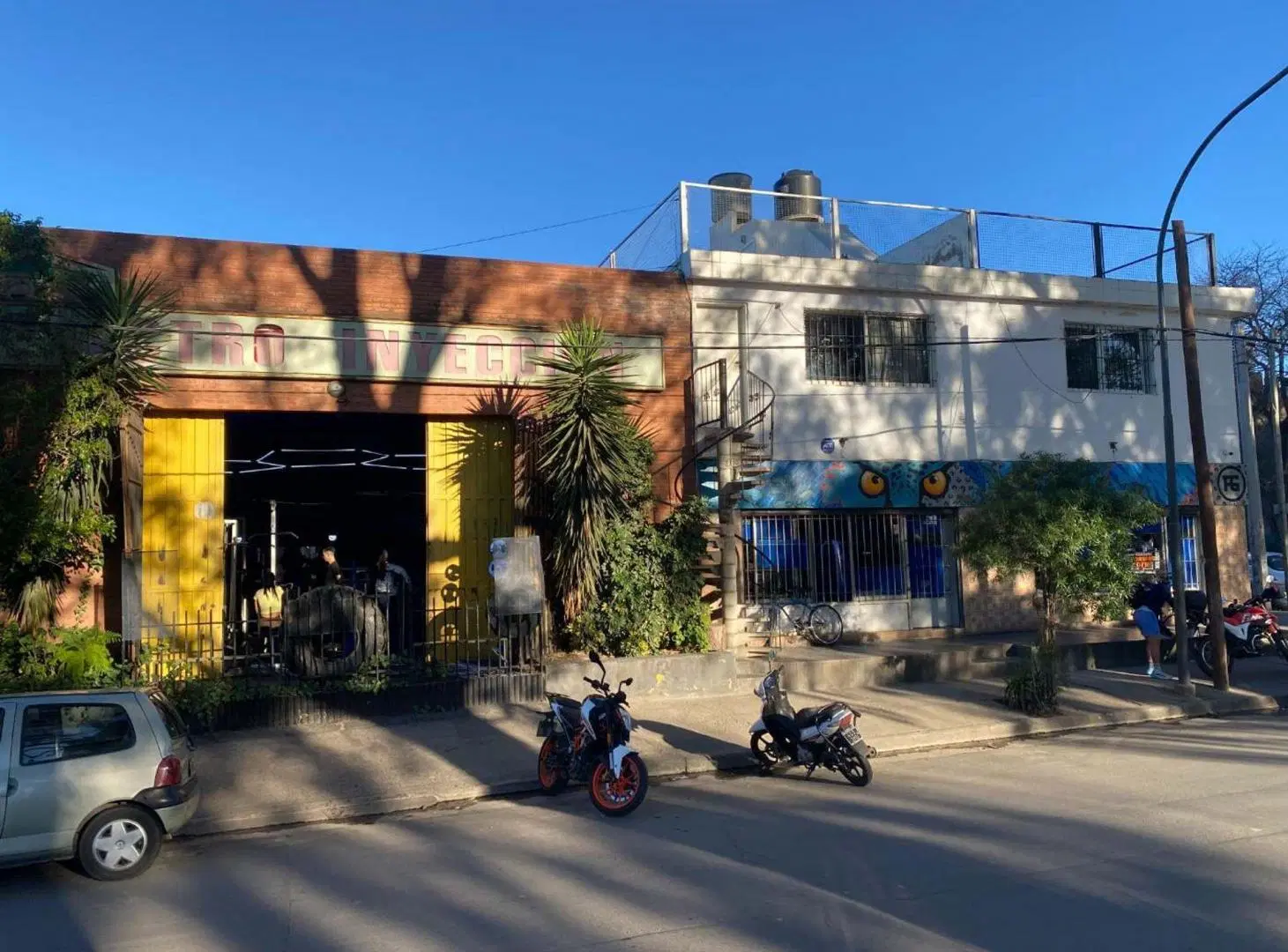 VENTA LOCAL más 2 deptos Centro América Córdoba 5