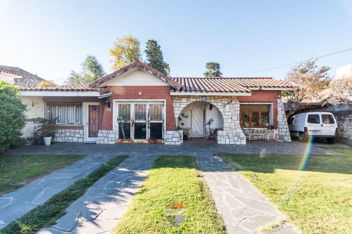 Foto de VENTA CASA 3 DORMITORIOS AV. SANTA ANA CORDOBA, imagen 3