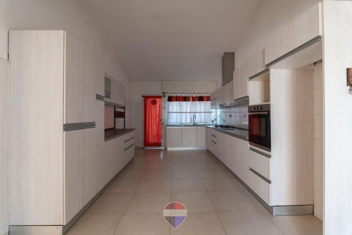 Foto de VENTA CASA 3 DORMITORIOS AV. SANTA ANA CORDOBA, imagen 2