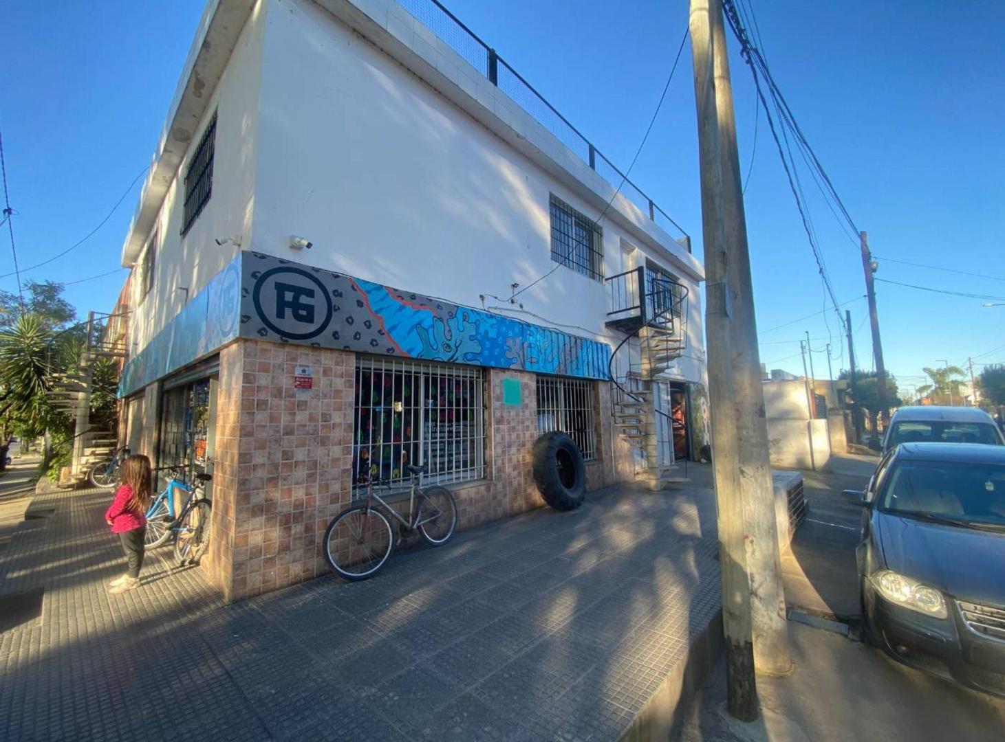 Foto de VENTA LOCAL más 2 deptos Centro América Córdoba, imagen 2