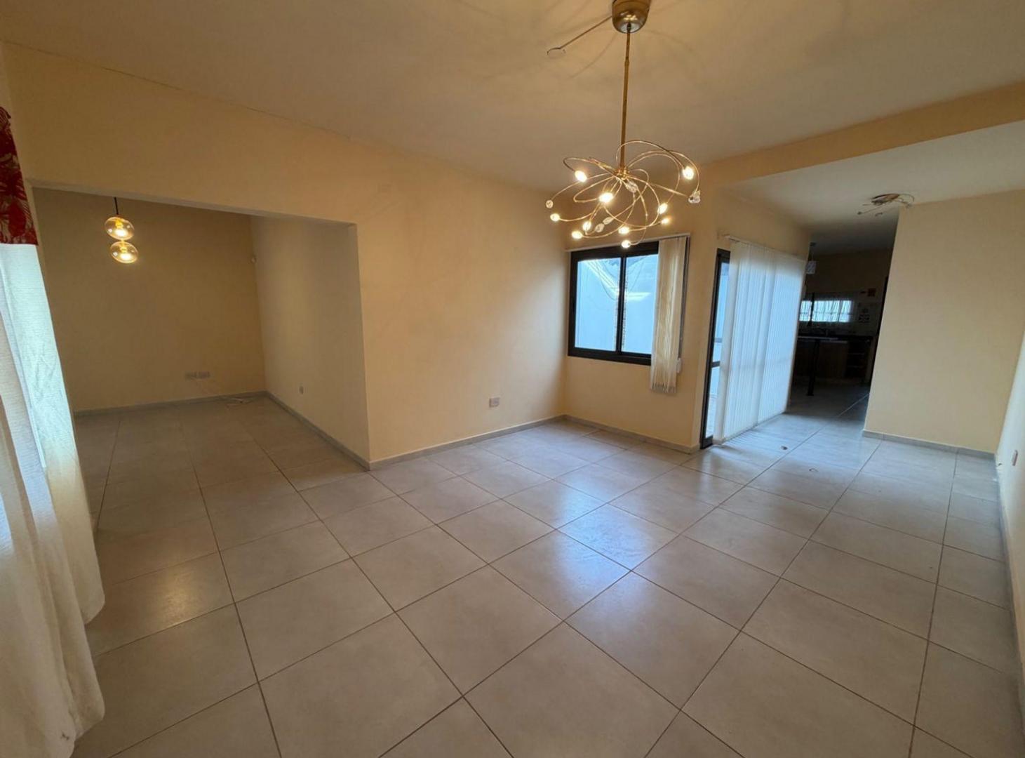 Foto de VENTA CASA 2 DORM EN BARRIO SPILIMBERGO NORTE CBA, imagen 1