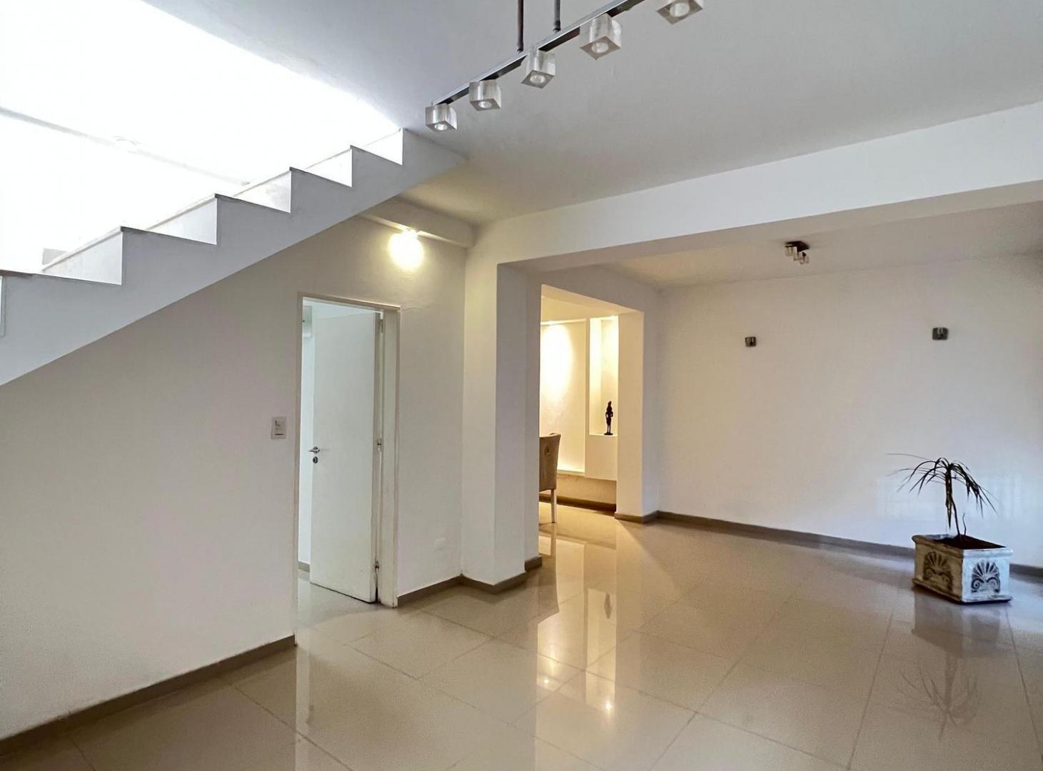 Foto de VENTA CASA 4 DORMITORIOS B° VILLA CABRERA CORDOBA, imagen 1