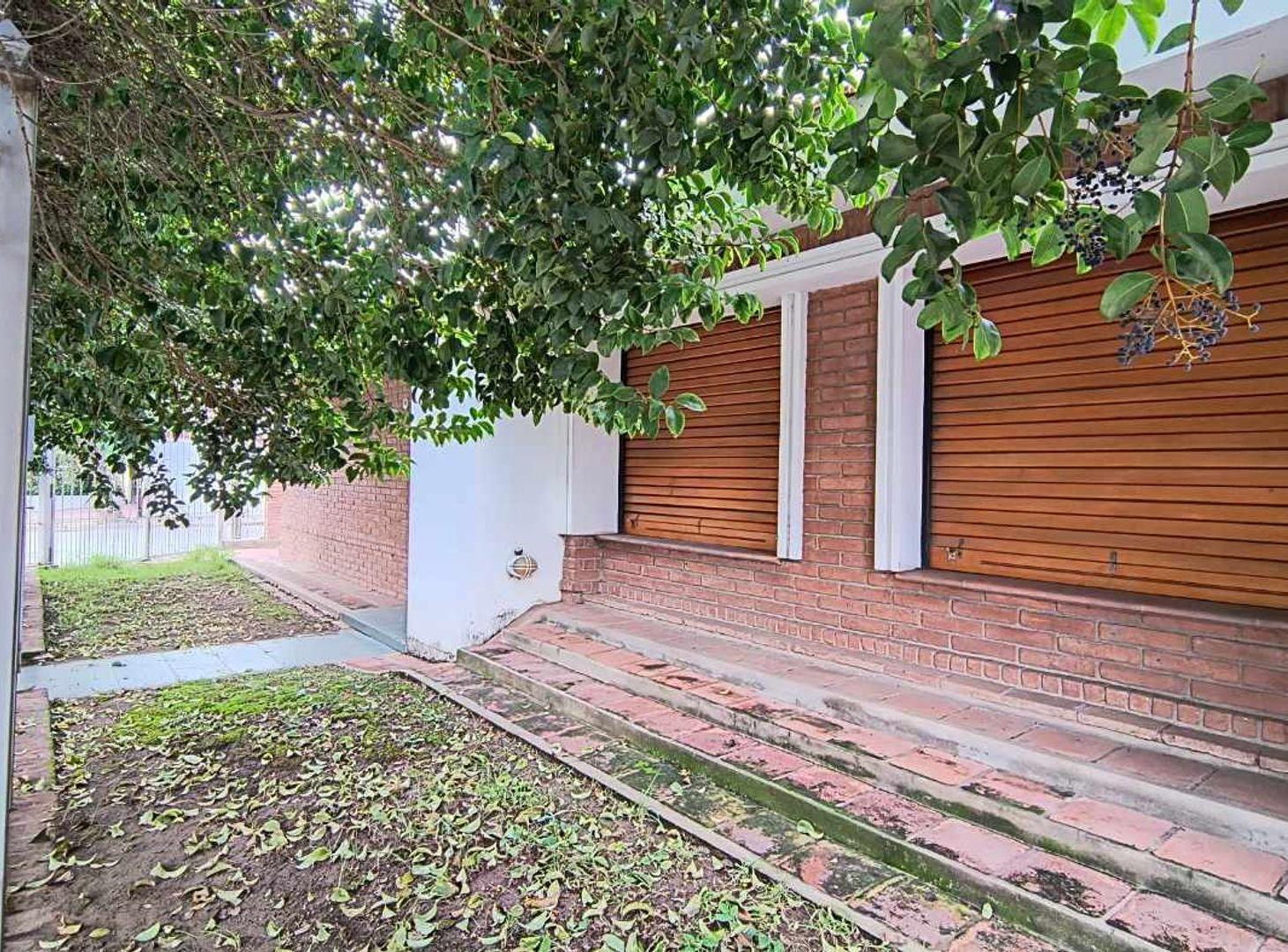 Foto de VENTA CASA 2 DORMITORIOS COCHERA CRISOL SUD CBA, imagen 2