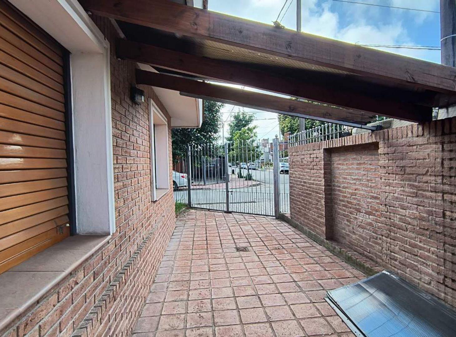 Foto de VENTA CASA 2 DORMITORIOS COCHERA CRISOL SUD CBA, imagen 3