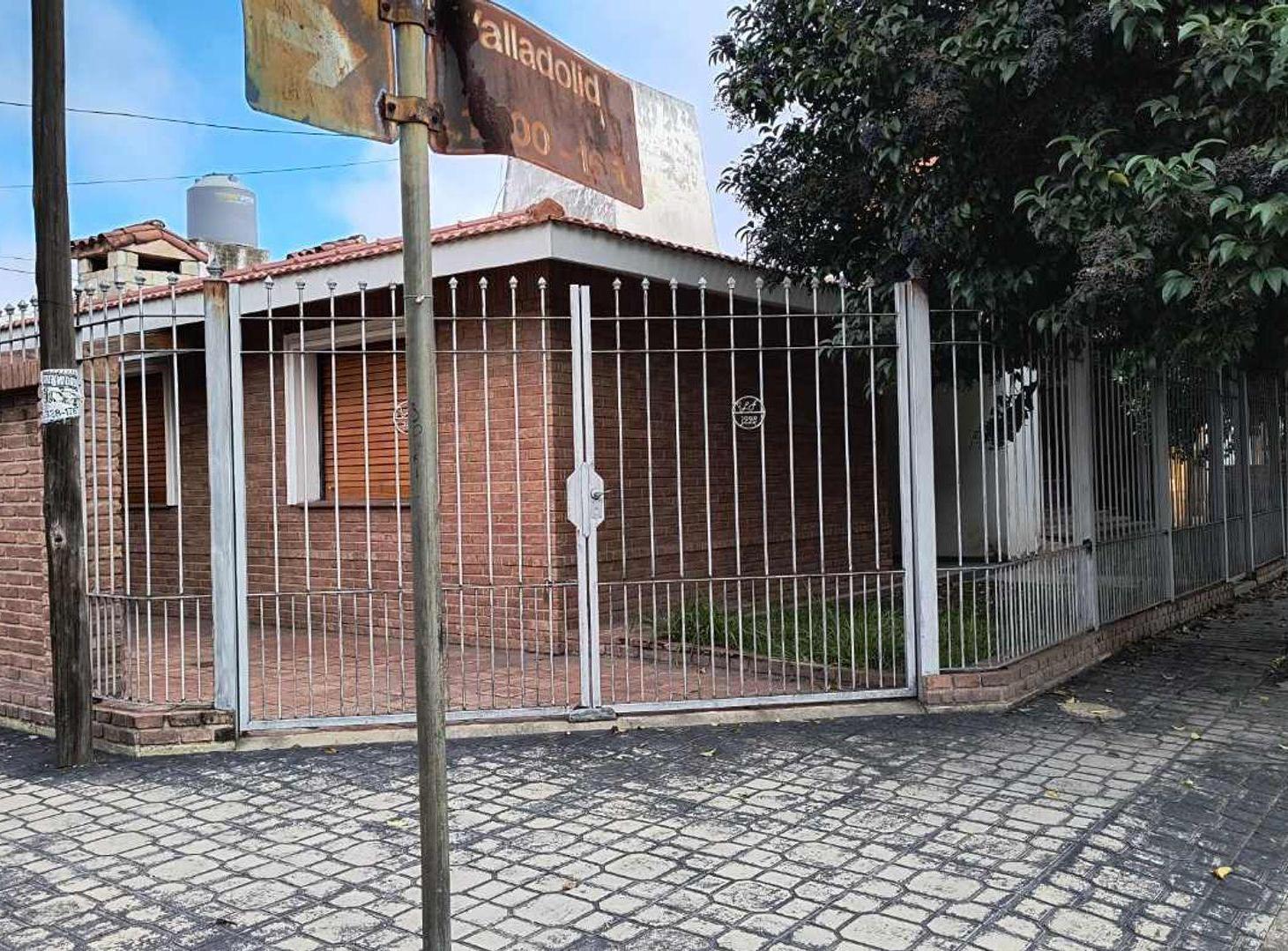 Foto de VENTA CASA 2 DORMITORIOS COCHERA CRISOL SUD CBA, imagen 1
