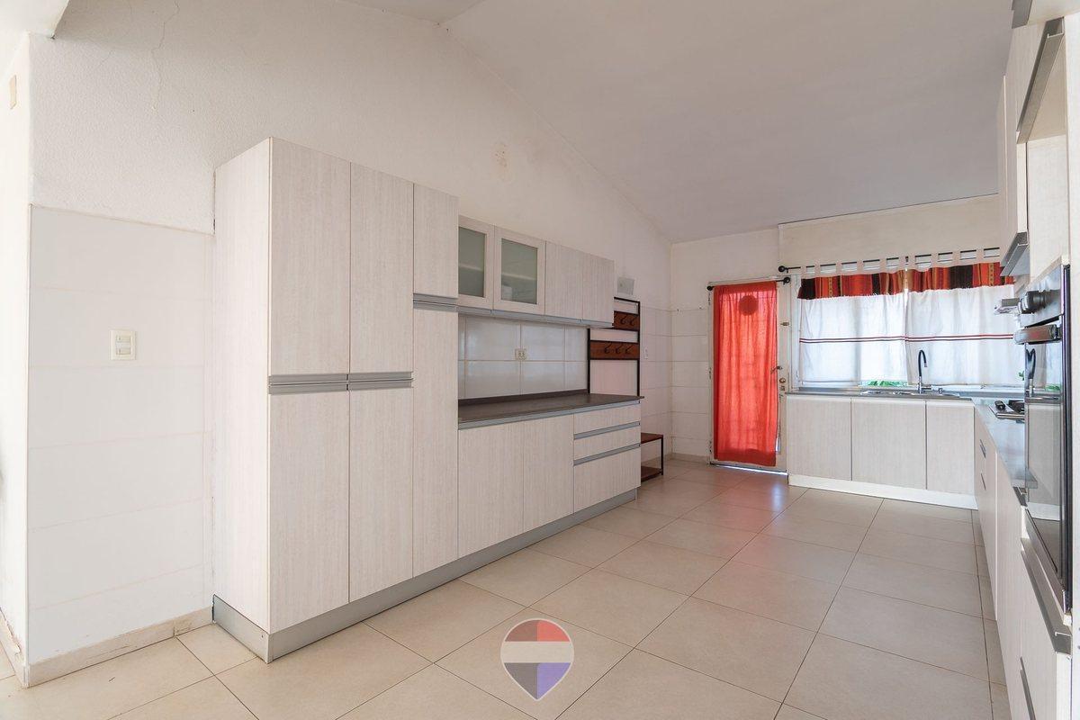 Foto de VENTA CASA 3 DORMITORIOS AV. SANTA ANA CORDOBA, imagen 1