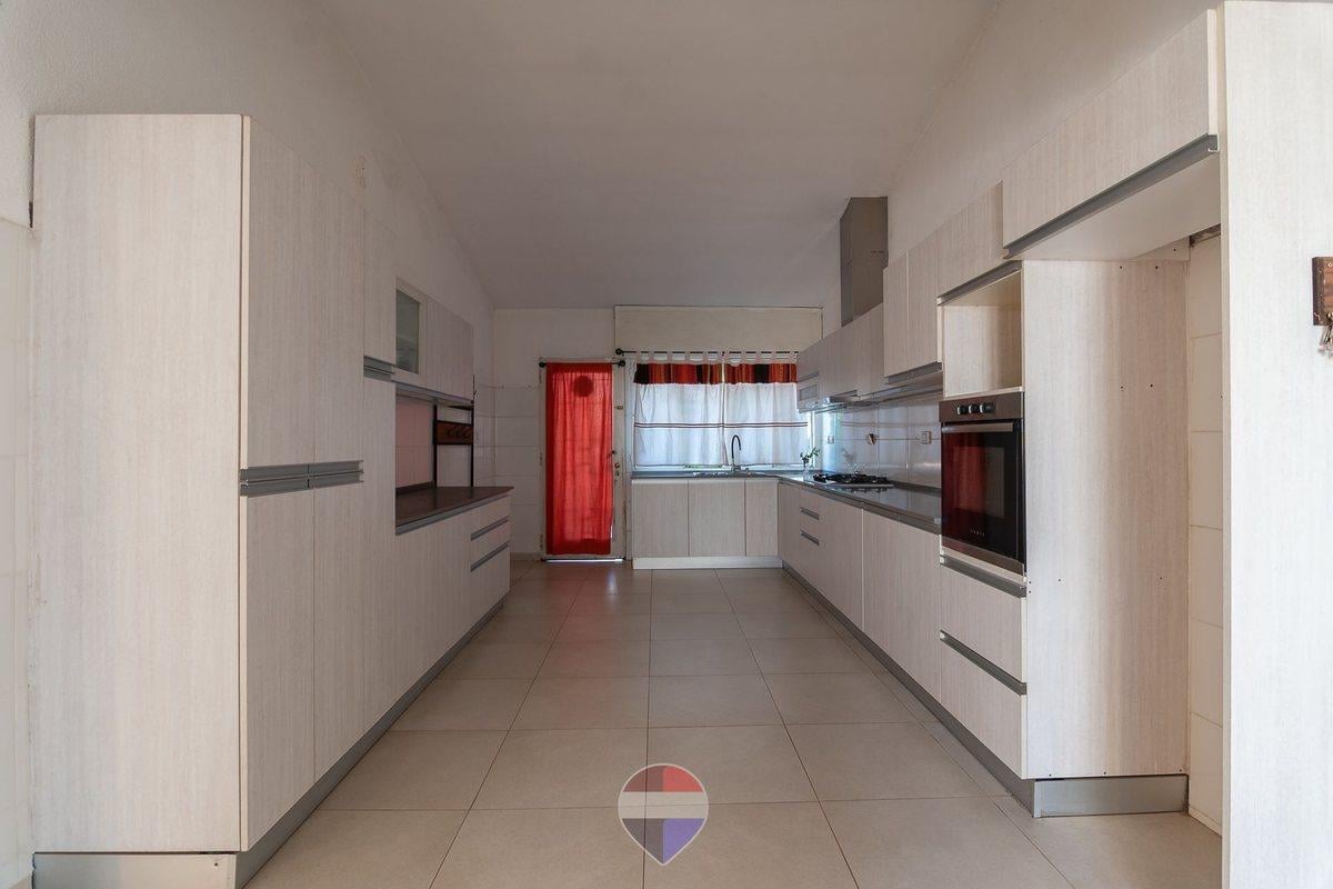 Foto de VENTA CASA 3 DORMITORIOS AV. SANTA ANA CORDOBA, imagen 2