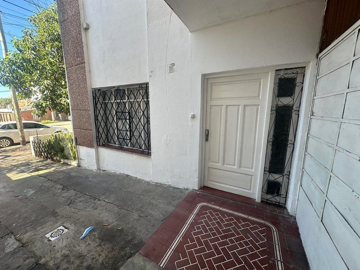 Foto de VENTA CASA 3 DORMITORIOS + DPTO BARRIO MARECHAL, imagen 2