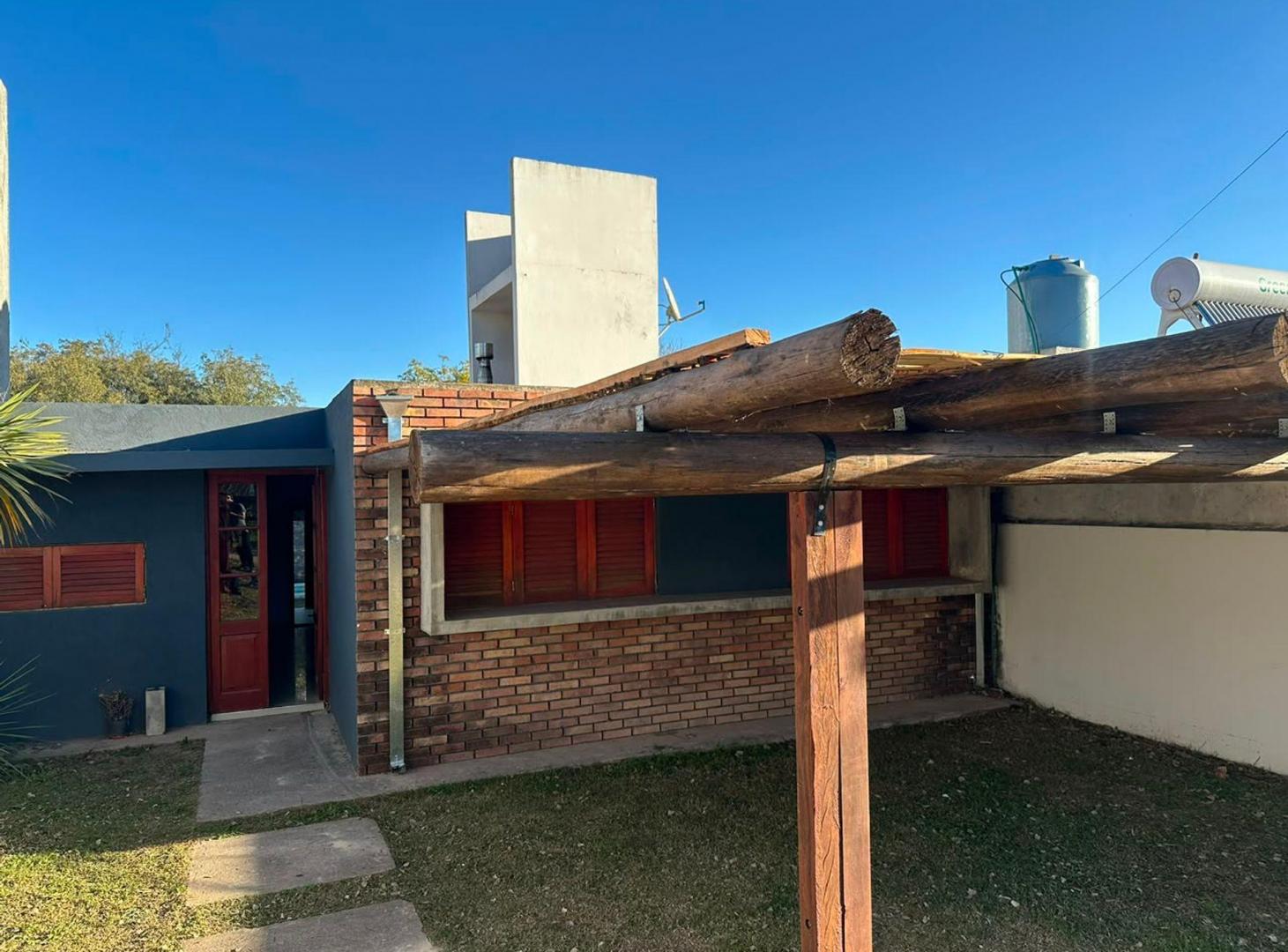 Foto de VENTA CASA 2 DORM PILETA Y QUINCHO SALSIPUEDES CBA, imagen 3