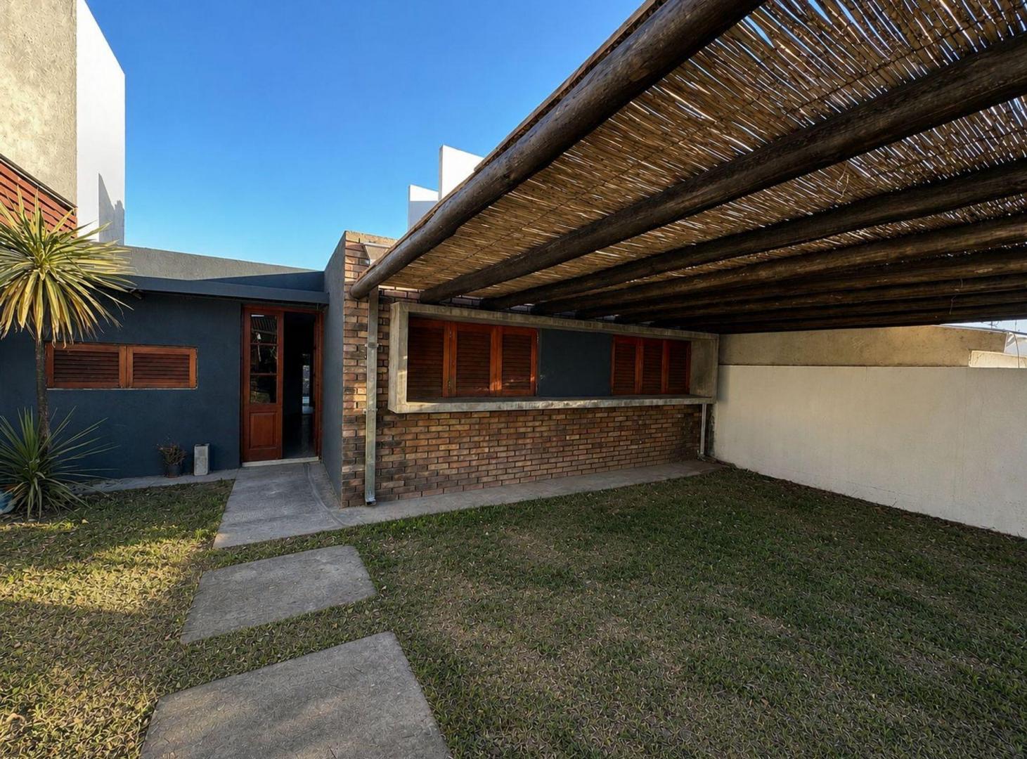 VENTA CASA 2 DORM PILETA Y QUINCHO SALSIPUEDES CBA