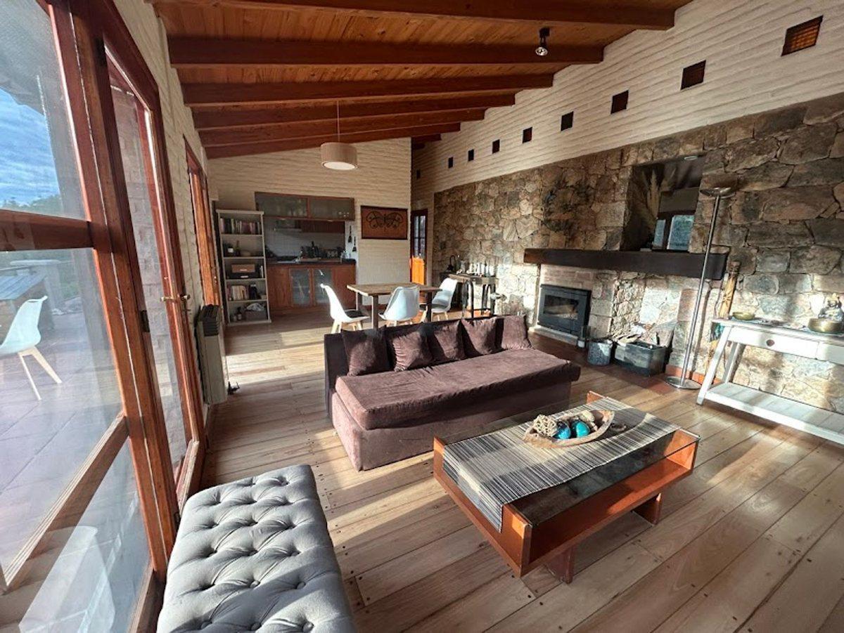 Foto de CASA VENTA LA CUMBRE 3 DORM + 1 DE SERVICIO CBA., imagen 3