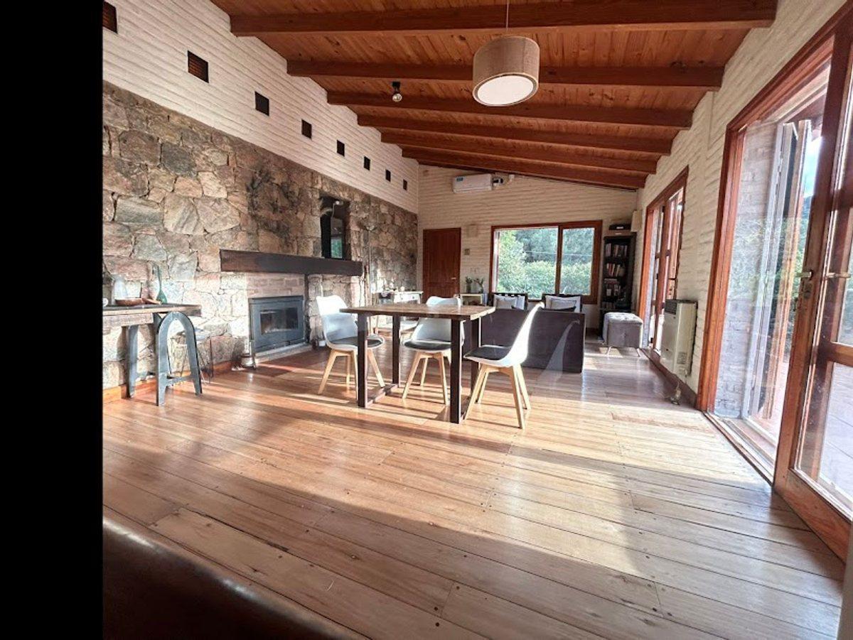Foto de CASA VENTA LA CUMBRE 3 DORM + 1 DE SERVICIO CBA., imagen 4
