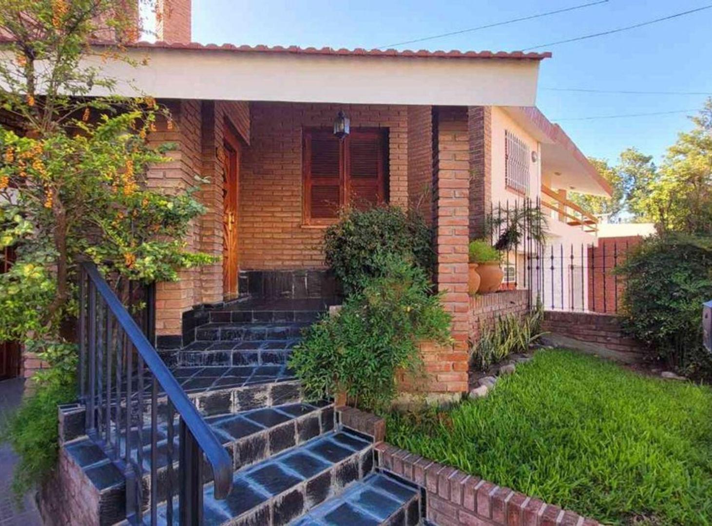Foto de VENTA CASA 4 DORM 5 NIVELES EN MAIPU 2DA CORDOBA, imagen 1