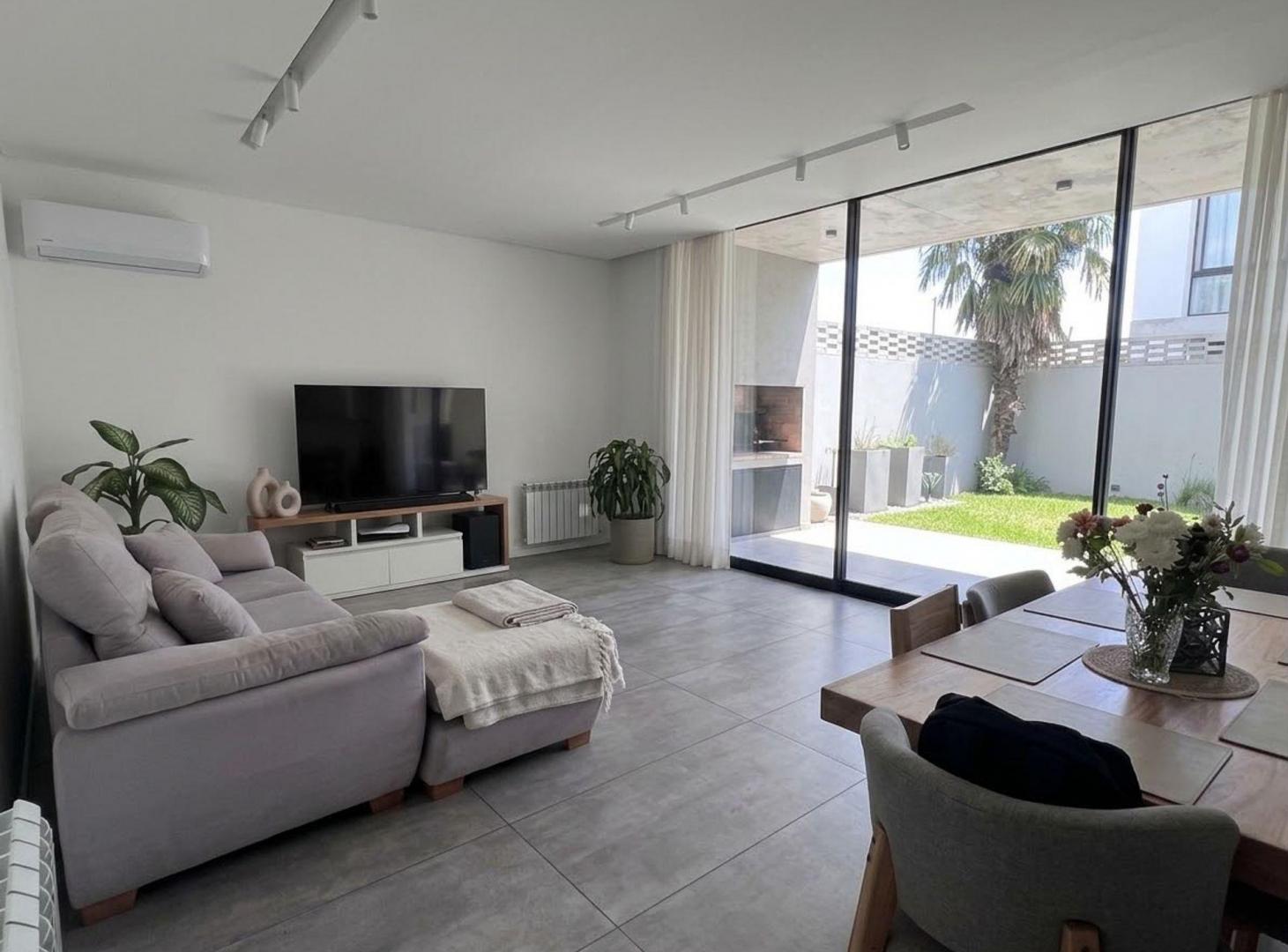 Foto de VENTA DUPLEX 3 DORMITORIOS CERRO DE LAS ROSAS, imagen 1