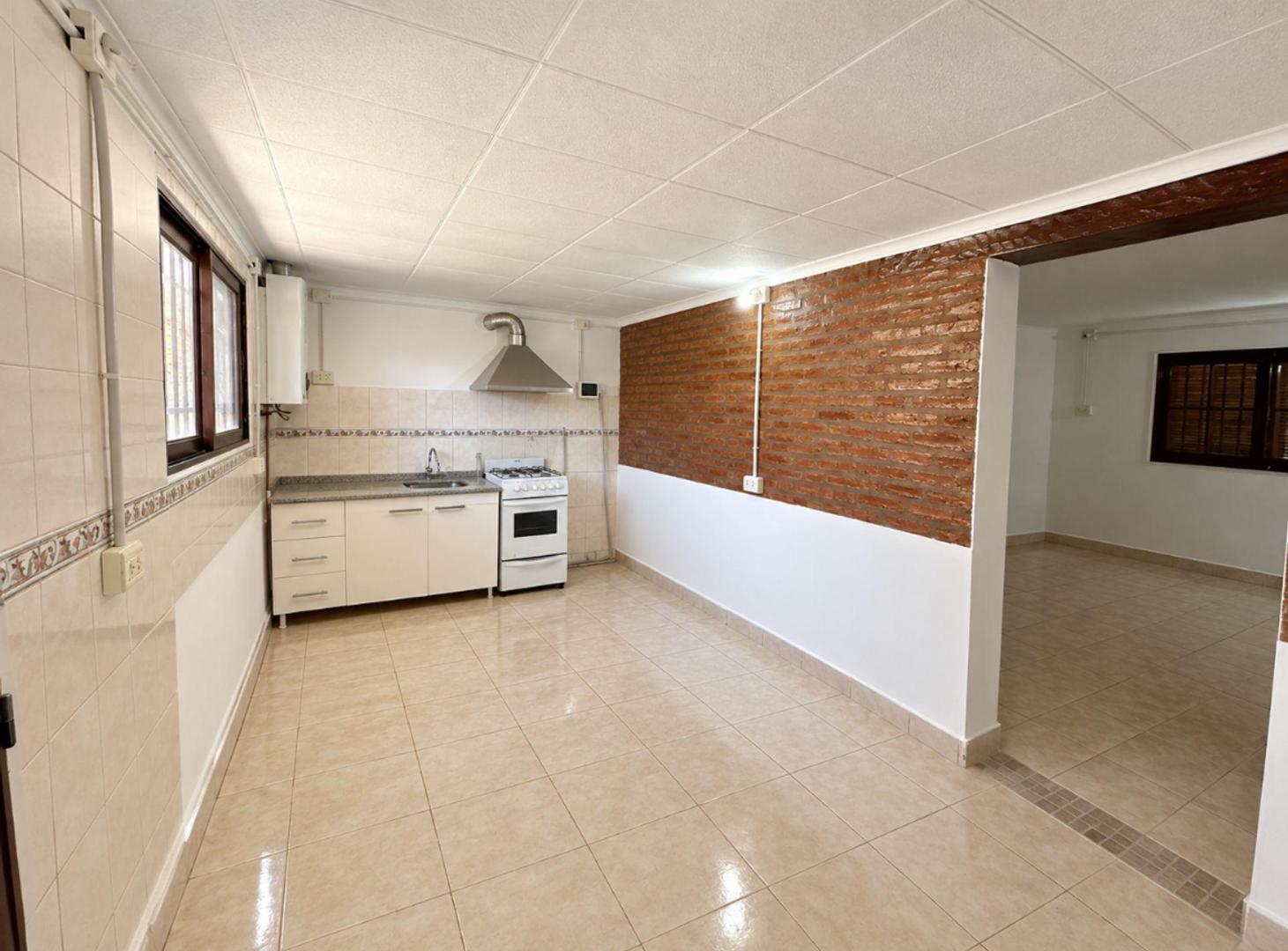 Foto de ALQUILER CASA 1 DORMITORIO C/ COCHERA ARGUELLO CBA, imagen 4