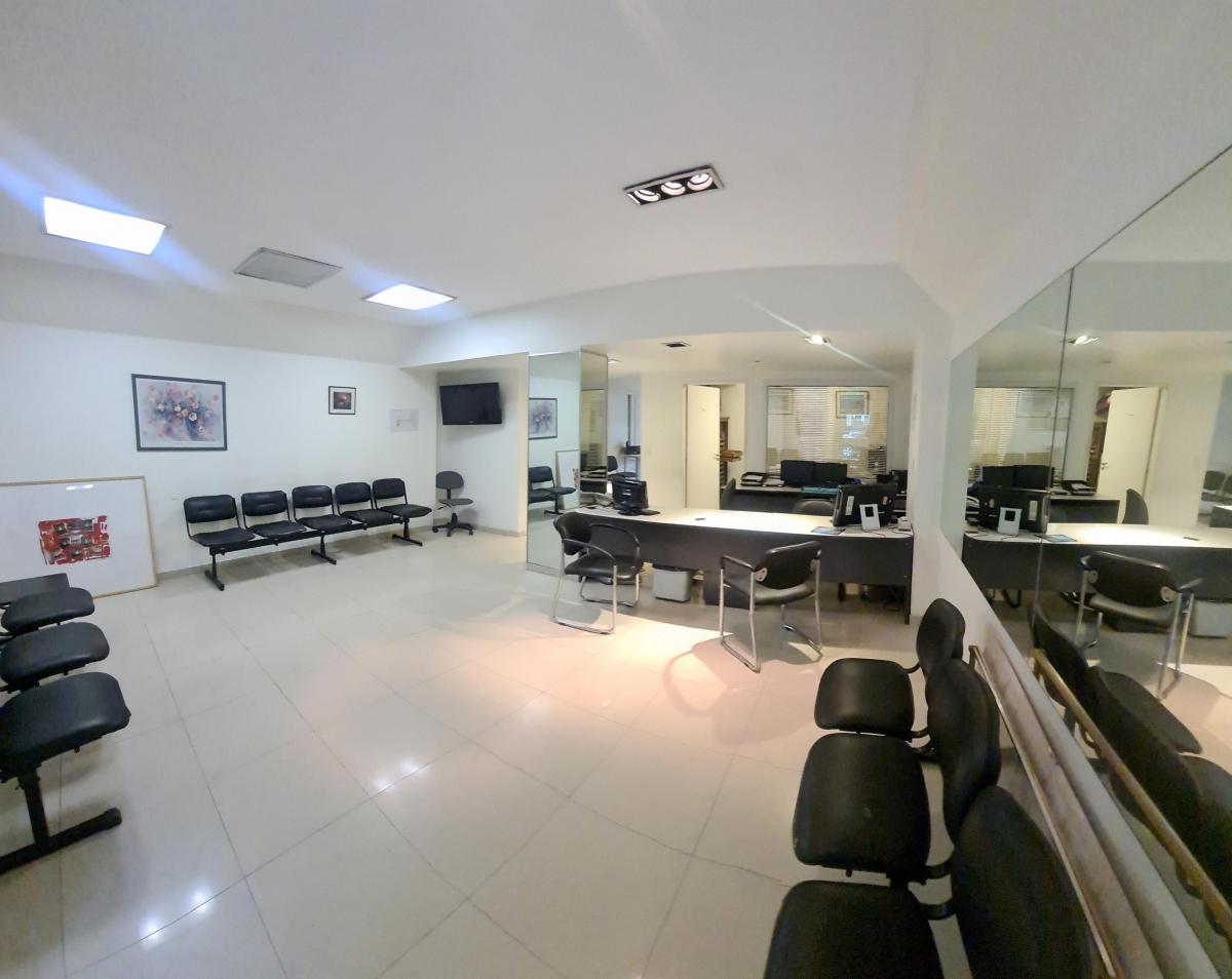 Junín 1000 y Sta. Fe. Pb Al Frente a La Calle. 177 m² 6 Despachos 3 Baños Patio 1