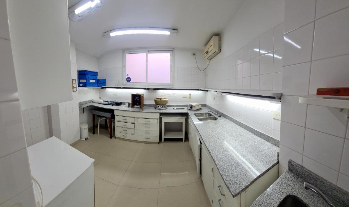Junín 1000 y Sta. Fe. Pb Al Frente a La Calle. 177 m² 6 Despachos 3 Baños Patio 4
