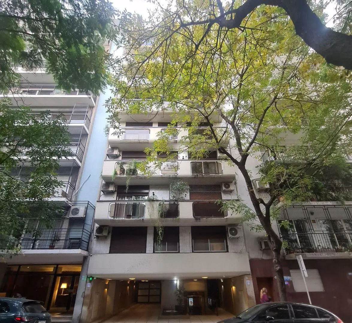 Ayacucho 1800 Alquiler amoblado Piso 7. 140 m2. 3 amb. 2 dorm. Toilette. Balcón terraza Cochera fija 2