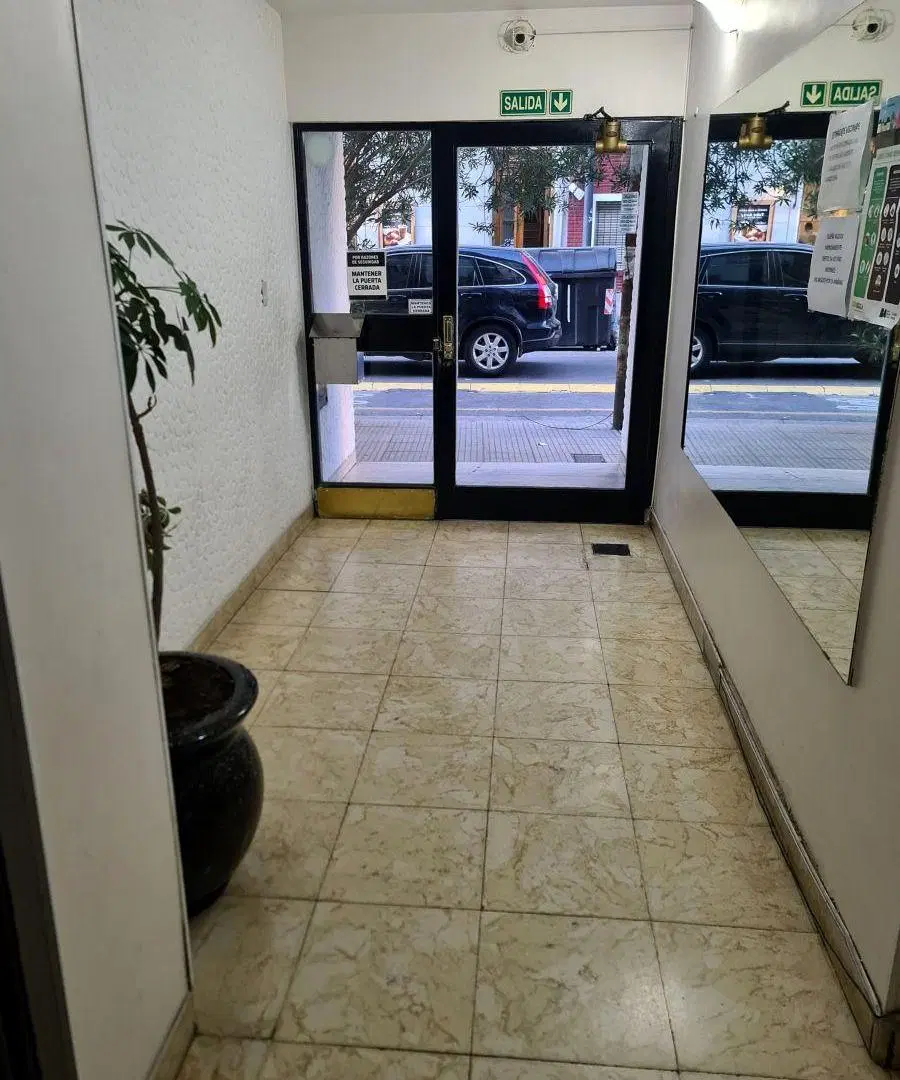 Tucumán al 3000 esquina Anchorena. Piso 4. Al Frente a la calle con balcón. Monoambiente. impecable. 2