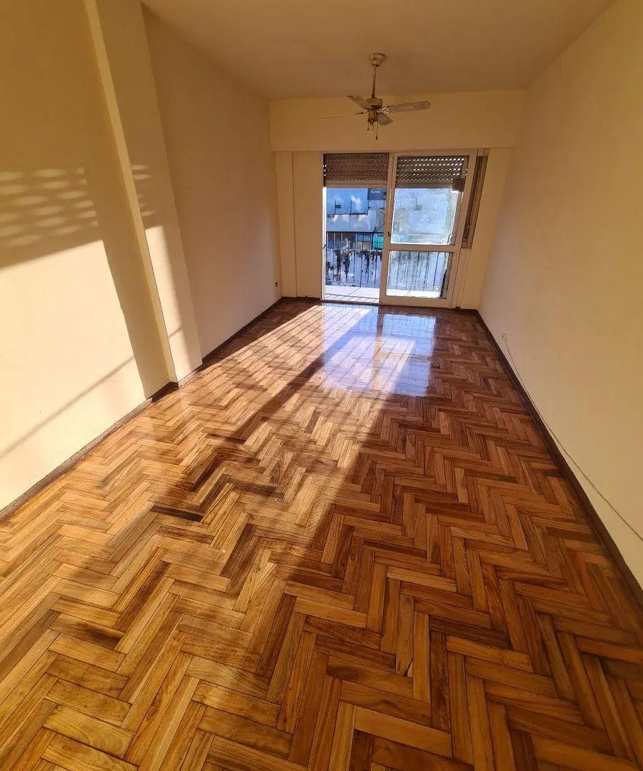 Tucumán al 3000 esquina Anchorena. Piso 4. Al Frente a la calle con balcón. Monoambiente. impecable. 3