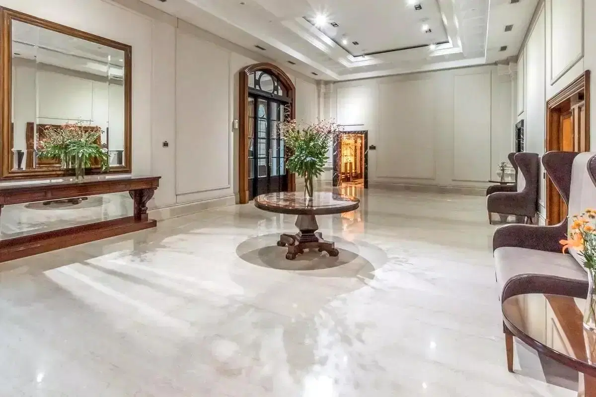 Chateau Puerto Madero. Seg. 24 hs. 89 m2. Dormitori en suite. Toilette. Balcón. Patio. Cochera fija. 4