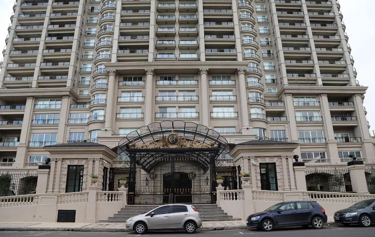 Chateau Puerto Madero. Seg. 24 hs. 89 m2. Dormitori en suite. Toilette. Balcón. Patio. Cochera fija. 1