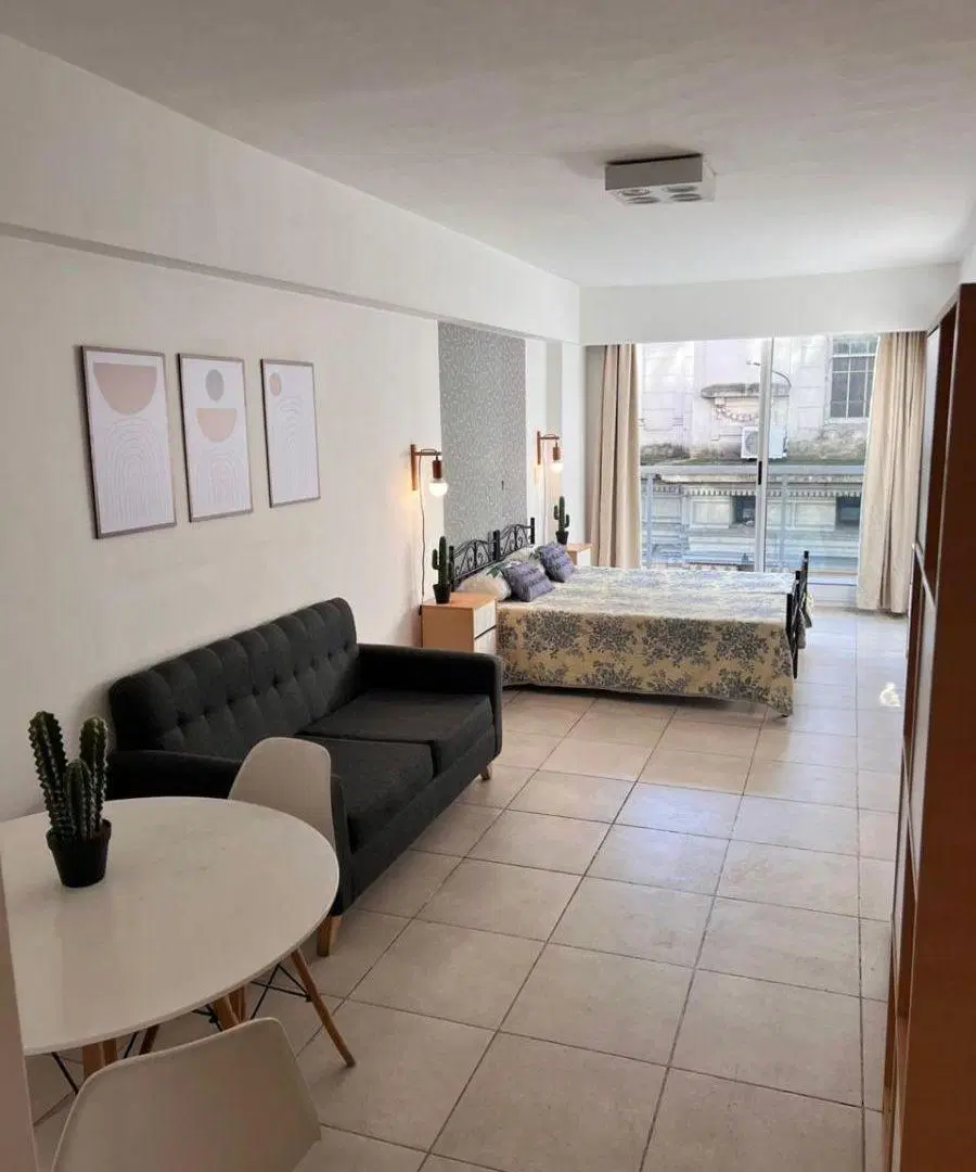 Viamonte 2100 y Junín. Monoambiente 34 m2 Impecable. Piso 6 Al frente. Balcón. Pileta en el edificio 3