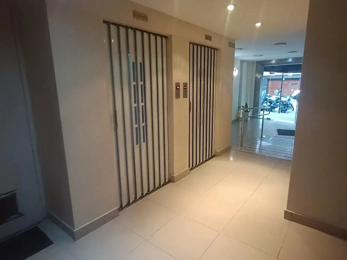 Colpayo 40 y Av. Rivadavia, Caballito. Piso 3. Al frente. Monoambiente reciclado 20 m2. Muy luminoso 5