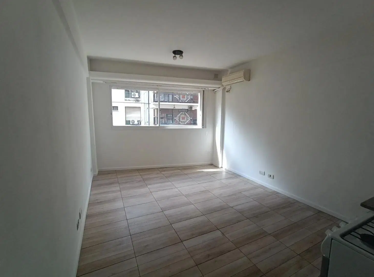 Colpayo 40 y Av. Rivadavia, Caballito. Piso 3. Al frente. Monoambiente reciclado 20 m2. Muy luminoso 2
