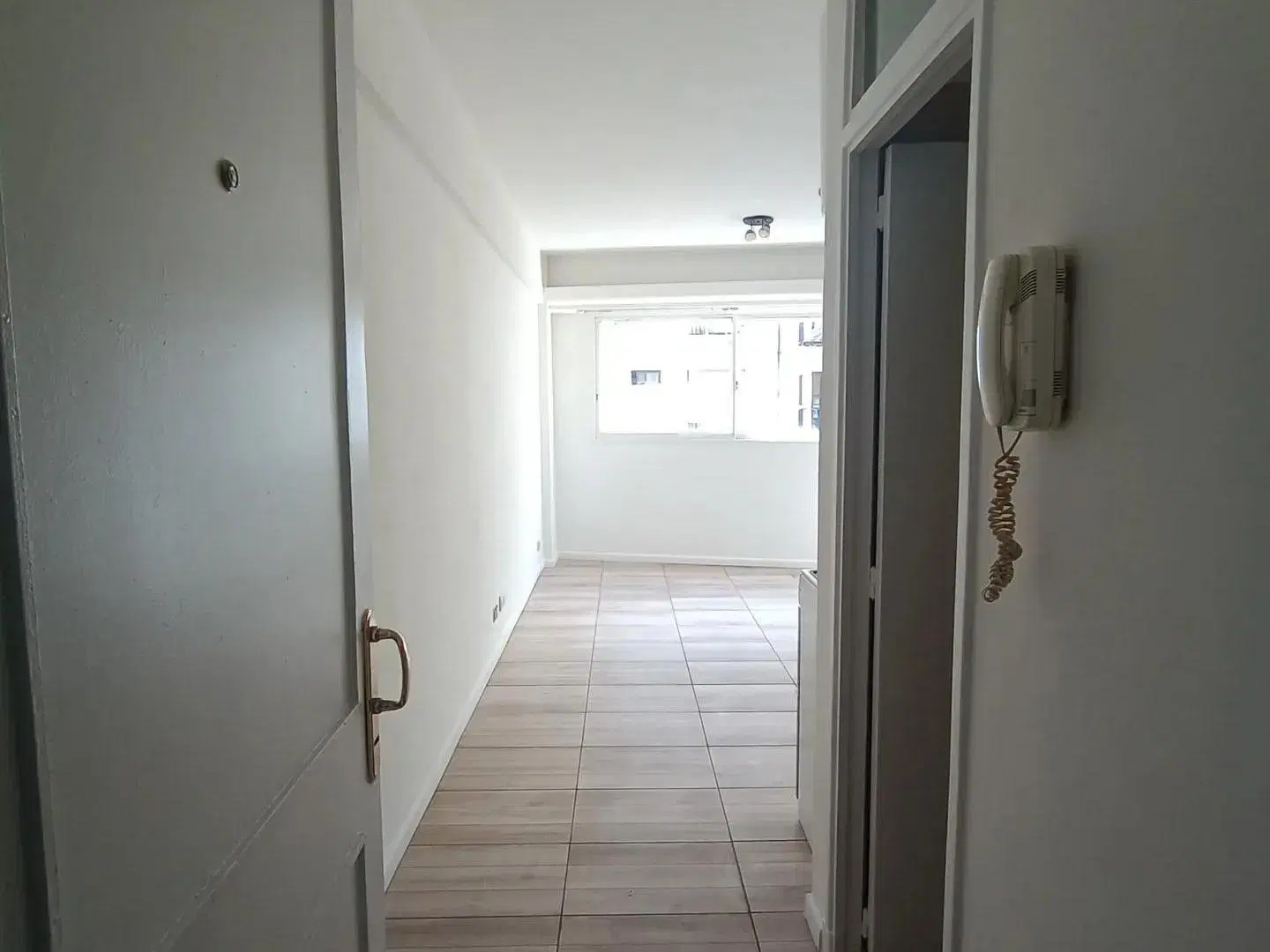 Colpayo 40 y Av. Rivadavia, Caballito. Piso 3. Al frente. Monoambiente reciclado 20 m2. Muy luminoso 3