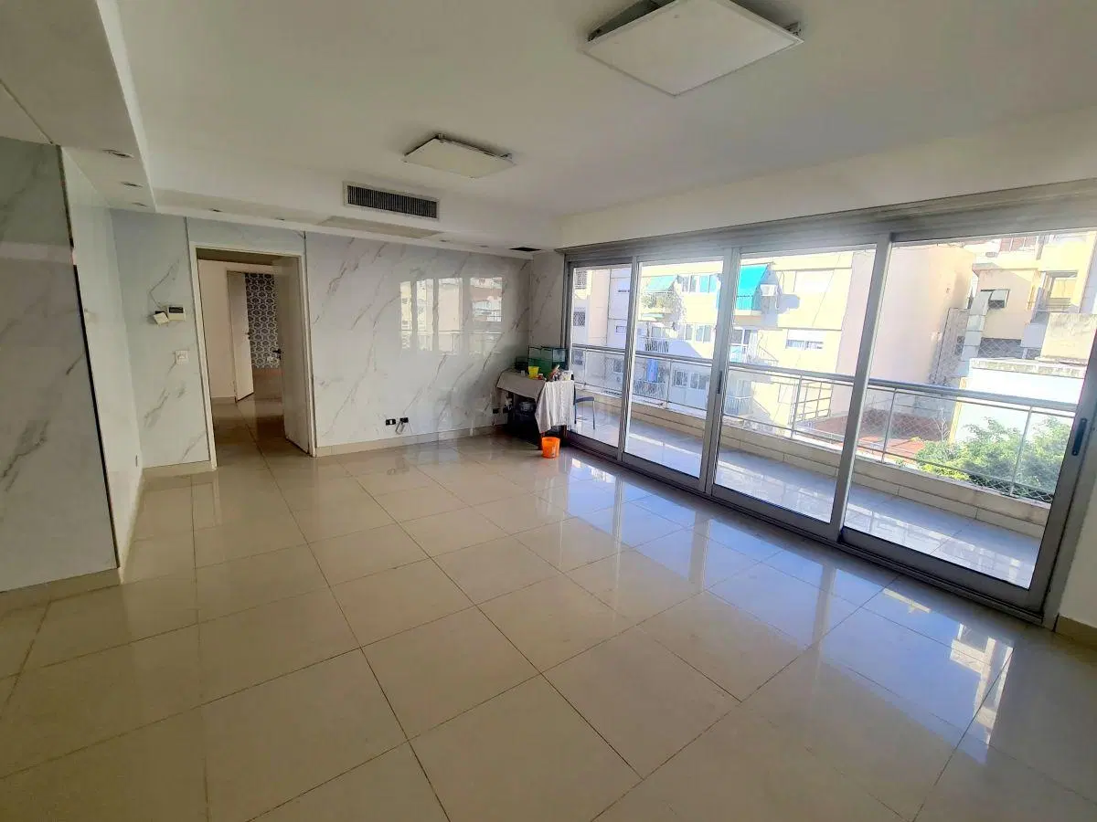 Boulogne Sur Mer 900 y Córdoba. Piso 4. Balcón. 120 m2. 4 amb. 3 dorm. 4 baños. Garage. SUM. Pileta 2