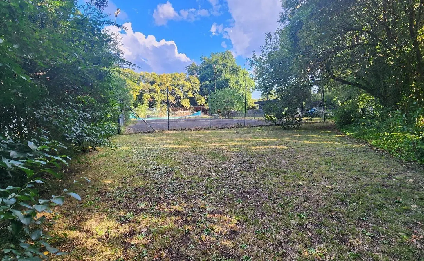 Venta de terreno en Barrio Parque Alta Vista, para quienes buscan naturaleza y privacidad. 3