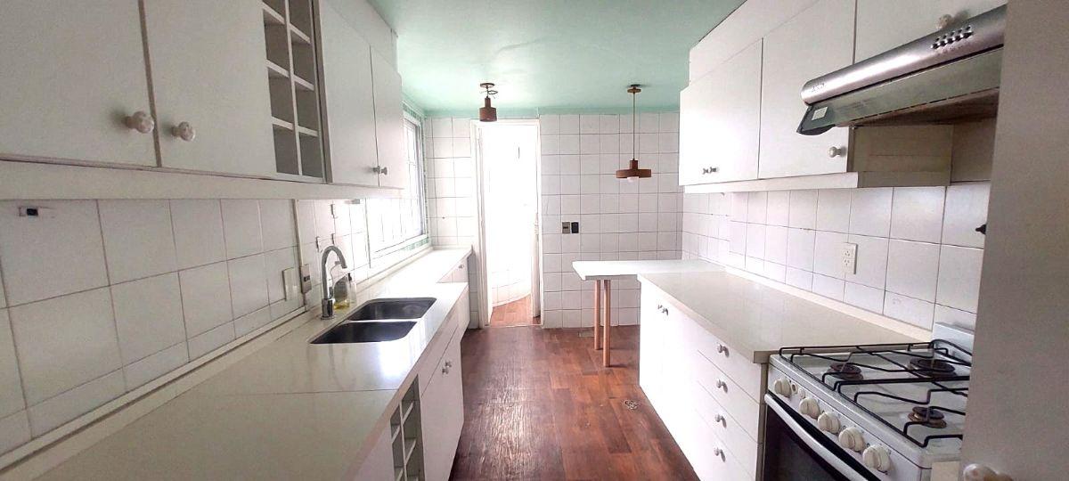 Foto de 215m² a Refaccionar en Recoleta. Frente al Colegio de Escribanos, USD 1.627/m, imagen 2
