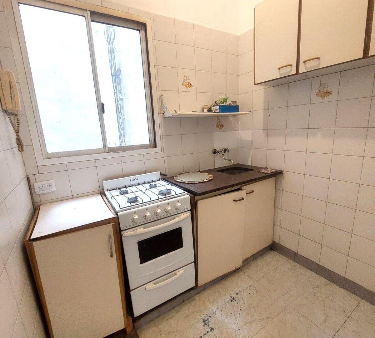Foto de 2 Amb. de Época a Refaccionar - 5º Piso c/Ascensor, a 1 Cuadra de Av, imagen 4