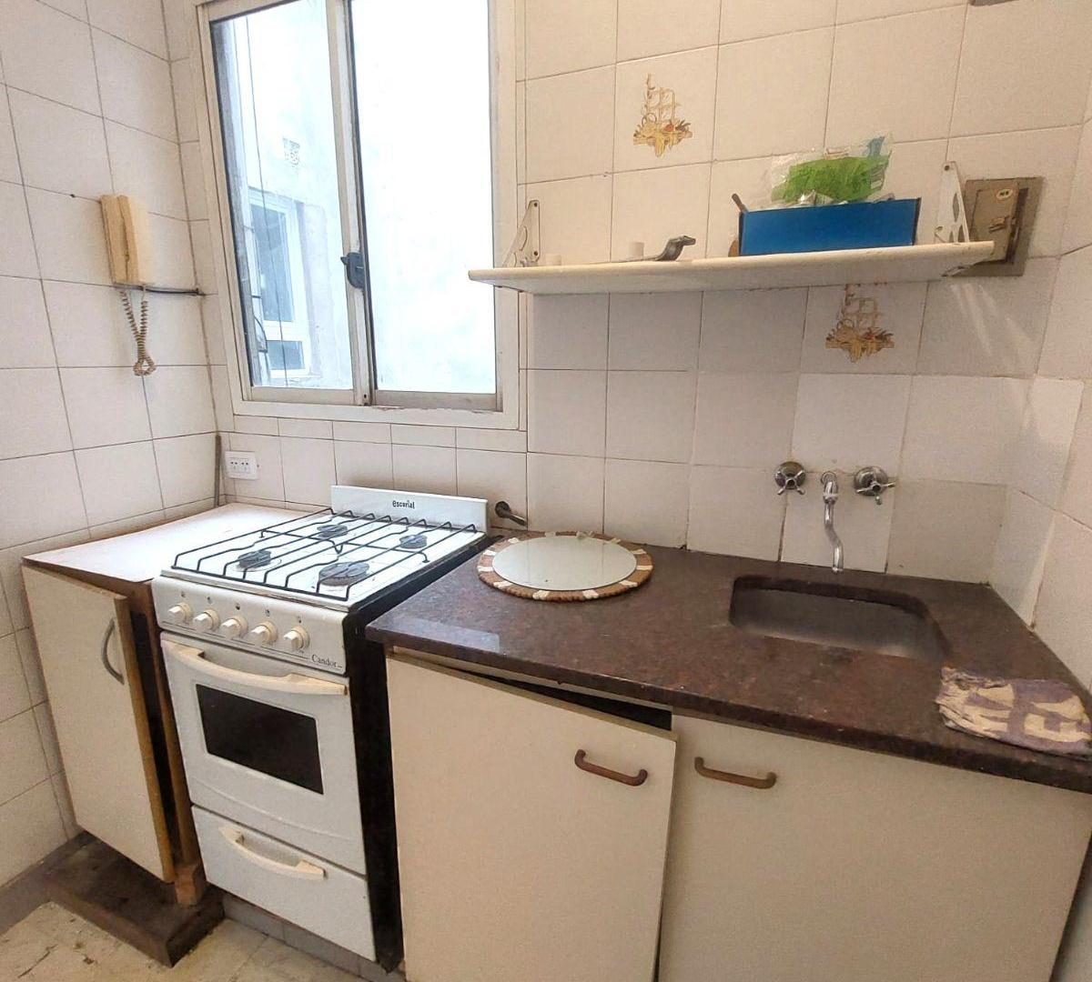 Foto de 2 Amb. de Época a Refaccionar - 5º Piso c/Ascensor, a 1 Cuadra de Av, imagen 1