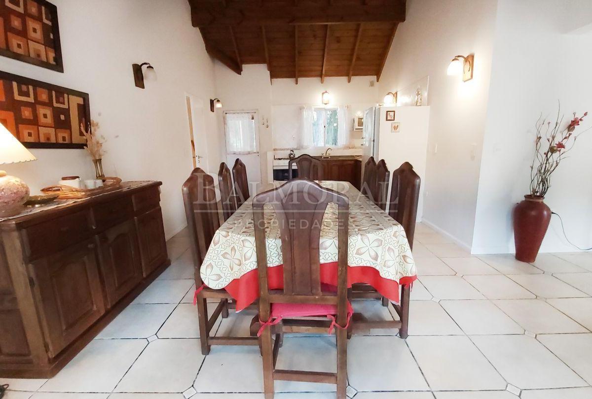 Venta de casa de 3 dormitorios en Pinamar Norte frente al centro comercial