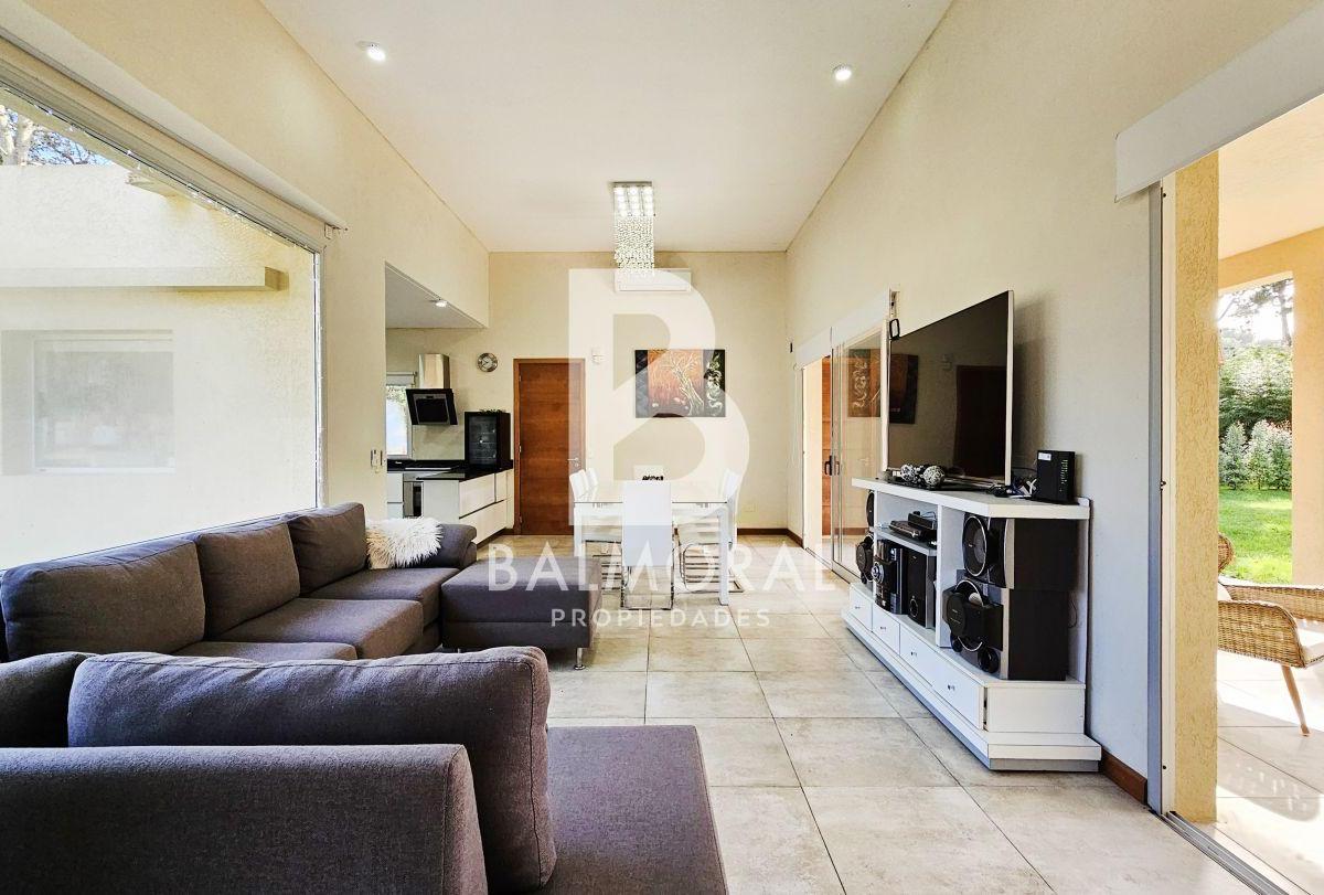 Foto de Casa en Venta - Pinamar, Zona Alamos II. Pileta, imagen 2