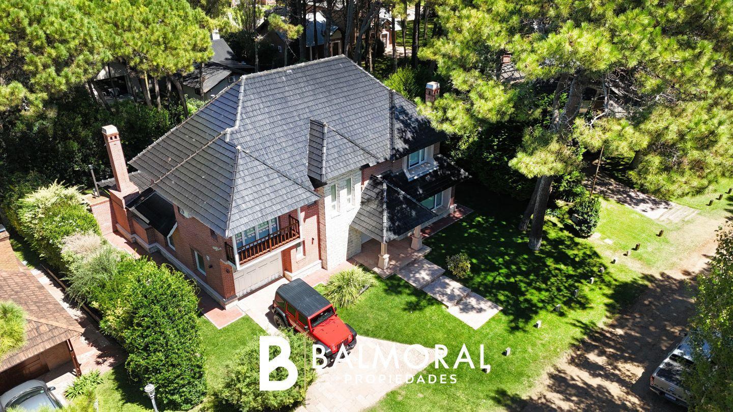 Casa en VENTA de 5 ambientes en Norte Tennis, Pinamar Norte.