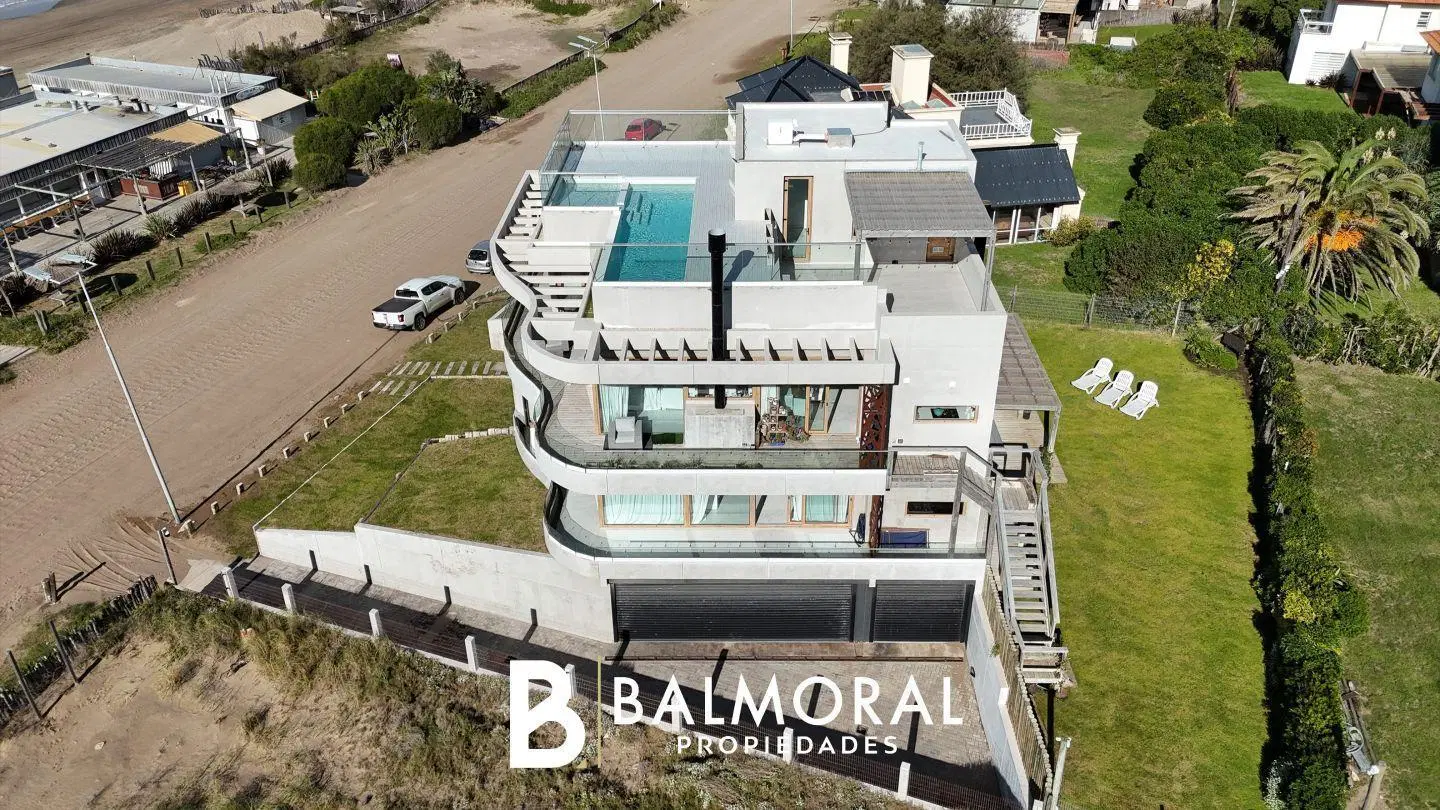 Casa PREMIUM de 9 ambientes en Venta en Centro Playa, Pinamar. 3